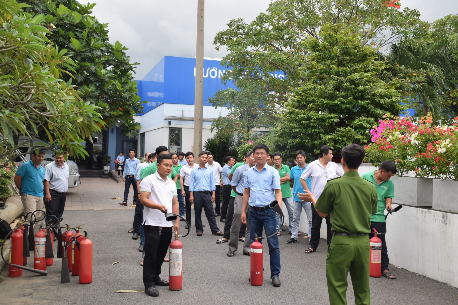 Lực lượng PCCC&CNCH lắng nghe đồng chí báo cáo viên Nguyễn Hữu Khoa hướng dẫn cách sử dụng phương tiện phòng cháy chữa cháy