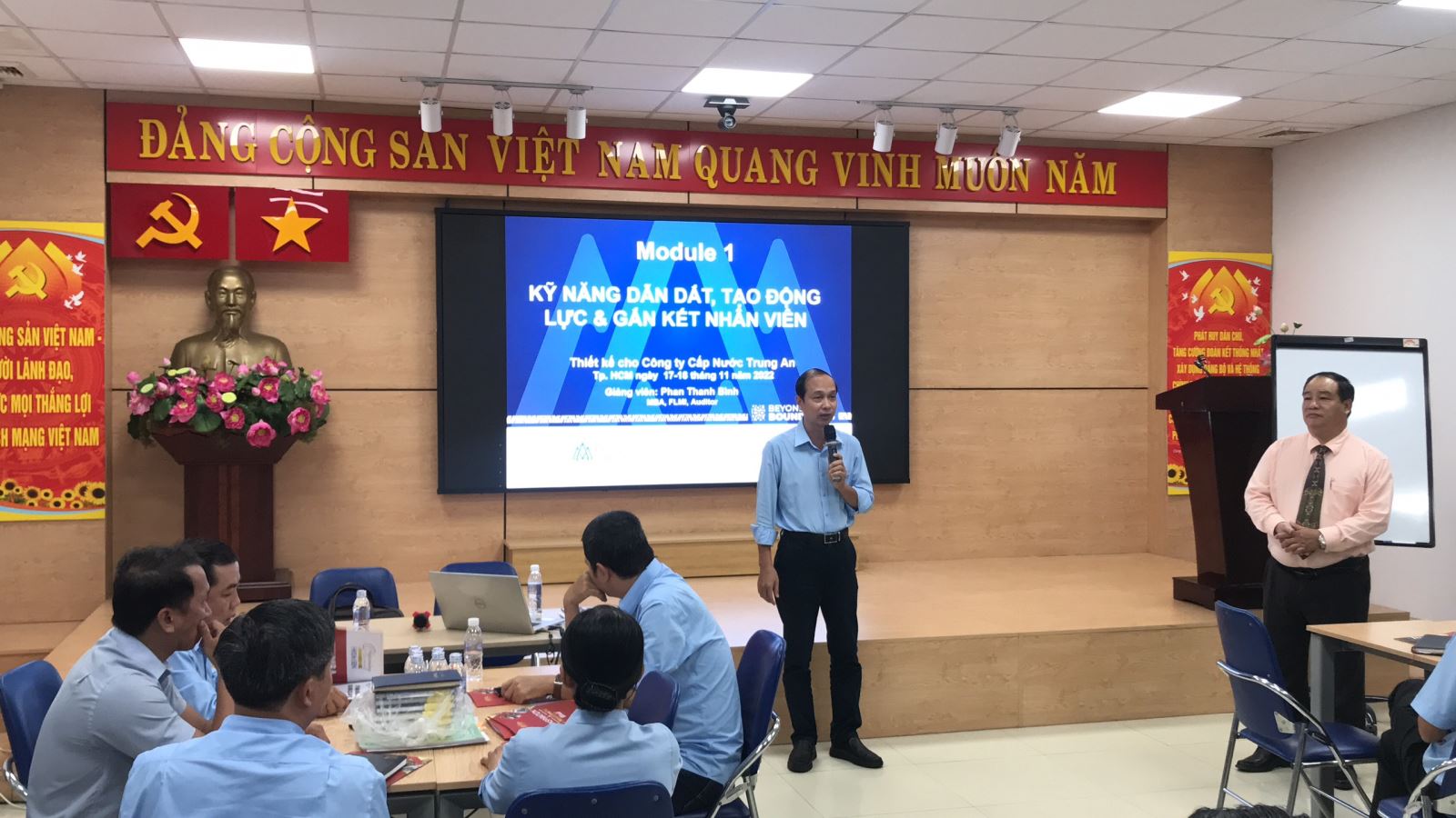 Ông Nguyễn Minh Hải - Phó Giám đốc Kinh doanh phát biểu khai giảng khóa học