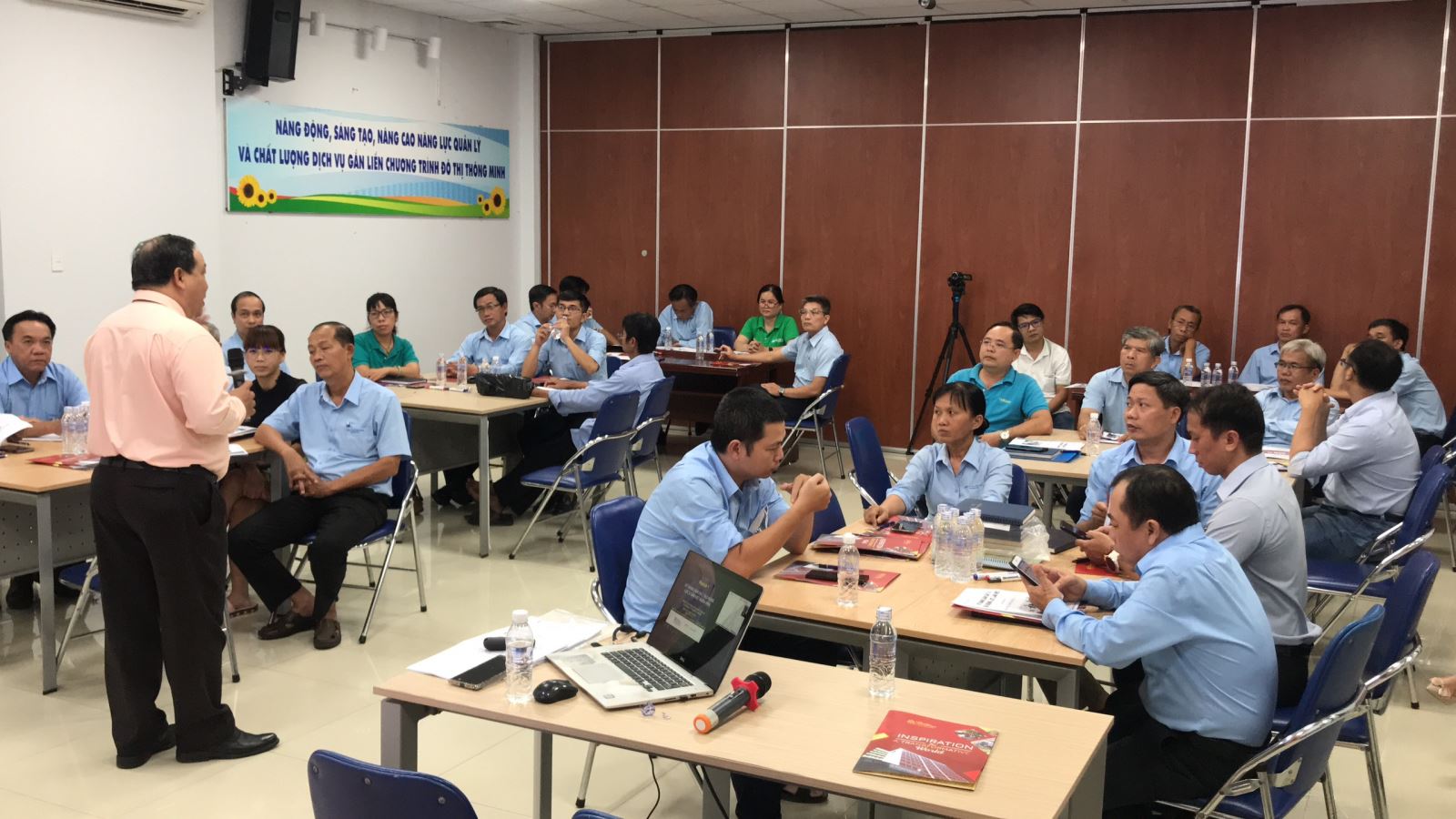 Ông Phan Thanh Bình giảng dạy về kỹ năng quản trị cho các Cán bộ quản lý